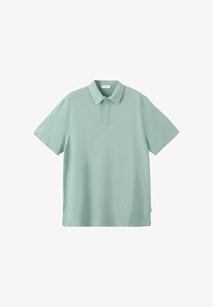 Svetlo zelena polo majica s kratkimi rokavi, klasičnim ovratnikom in skritim gumbom, prikazana na ravni površini na belem ozadju.