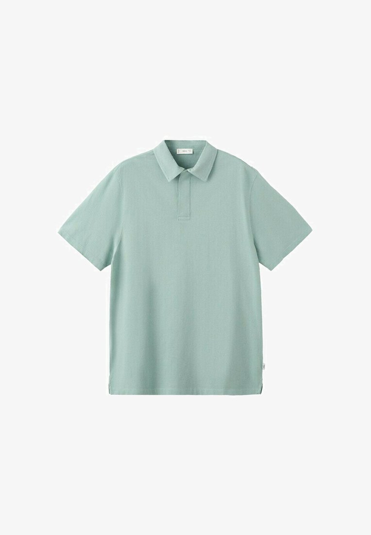 Polo à manches courtes vert clair avec col classique et patte de boutonnage dissimulée, présenté à plat sur un fond blanc.