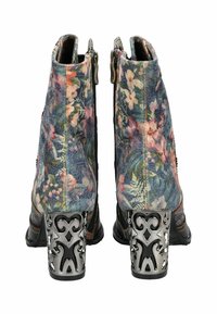 Stivali alla caviglia con motivo floreale, superiore in camoscio colorato, cuciture dettagliate e tacchi metallici decorativi con intricate lavorazioni a intaglio.