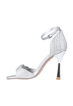 Sandalo con tacco alto glitter argento con punta aperta, cinturino alla caviglia e dettaglio smerlato sulla parte anteriore, con tacco a spillo metallico lucido.