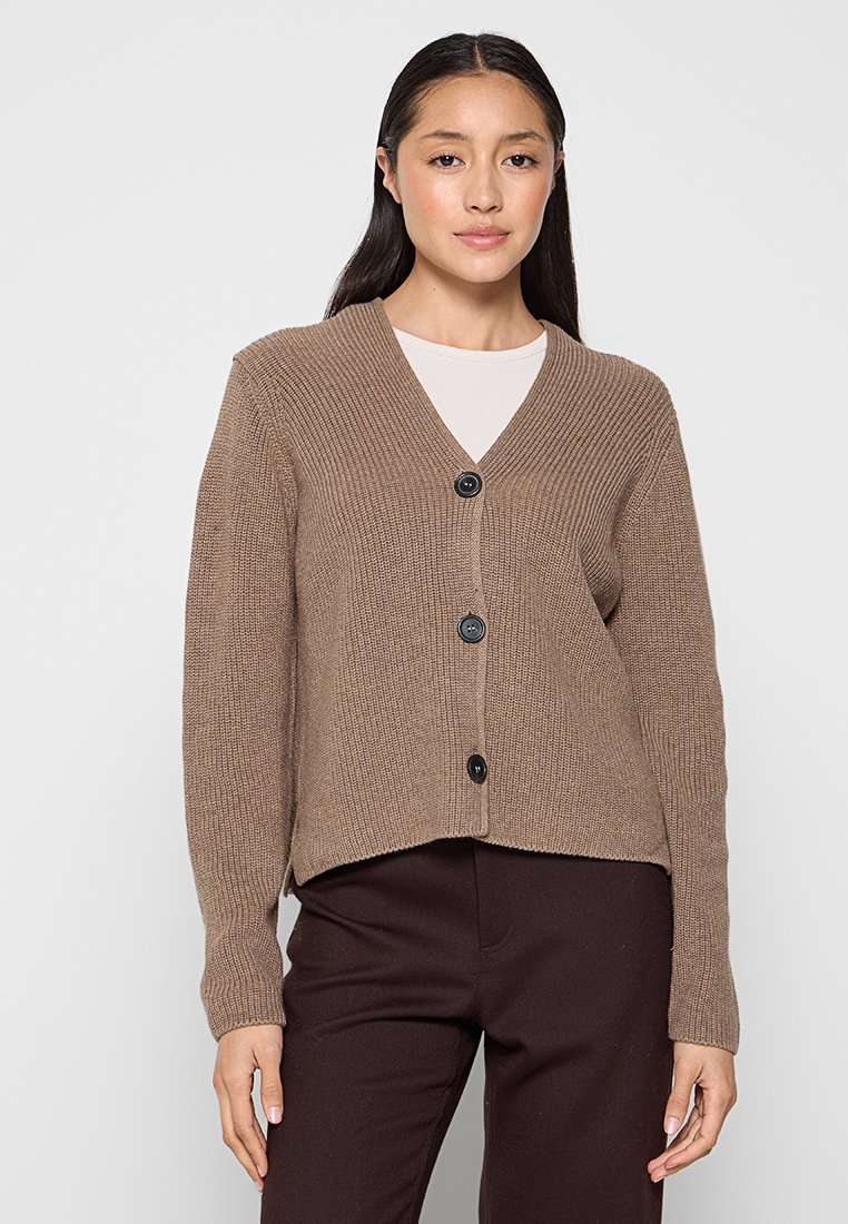 Brauner, gerippter Cardigan mit V-Ausschnitt und verkürztem Schnitt, ausgestattet mit drei schwarzen Knöpfen vorne und langen Ärmeln.