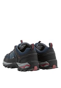 Scarpe da trekking di colore blu scuro con una tomaia testurizzata, tacco rinforzato e suola in gomma. Presentano accenti rossi e un motivo a pois sui lati.