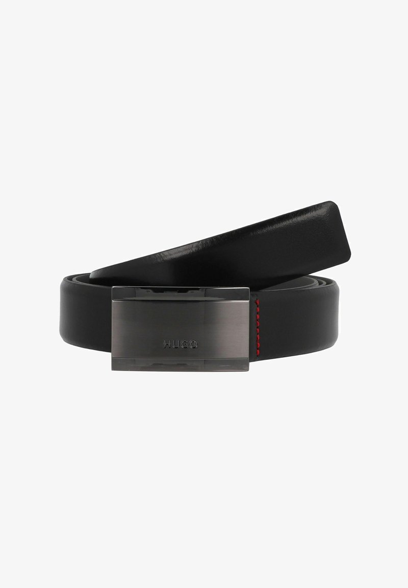 Curea din piele neagră cu o cataramă rectangulară din metal negru, lucioasă. Prezintă cusături roșii pe margine, textură netedă și un design elegant.