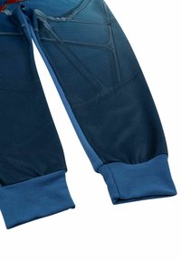 Pantaloni jogger blu con una sfumatura di blu scuro, polsini elastici e una consistenza liscia; caratterizzati da un motivo sottile e cuciture laterali a contrasto.
