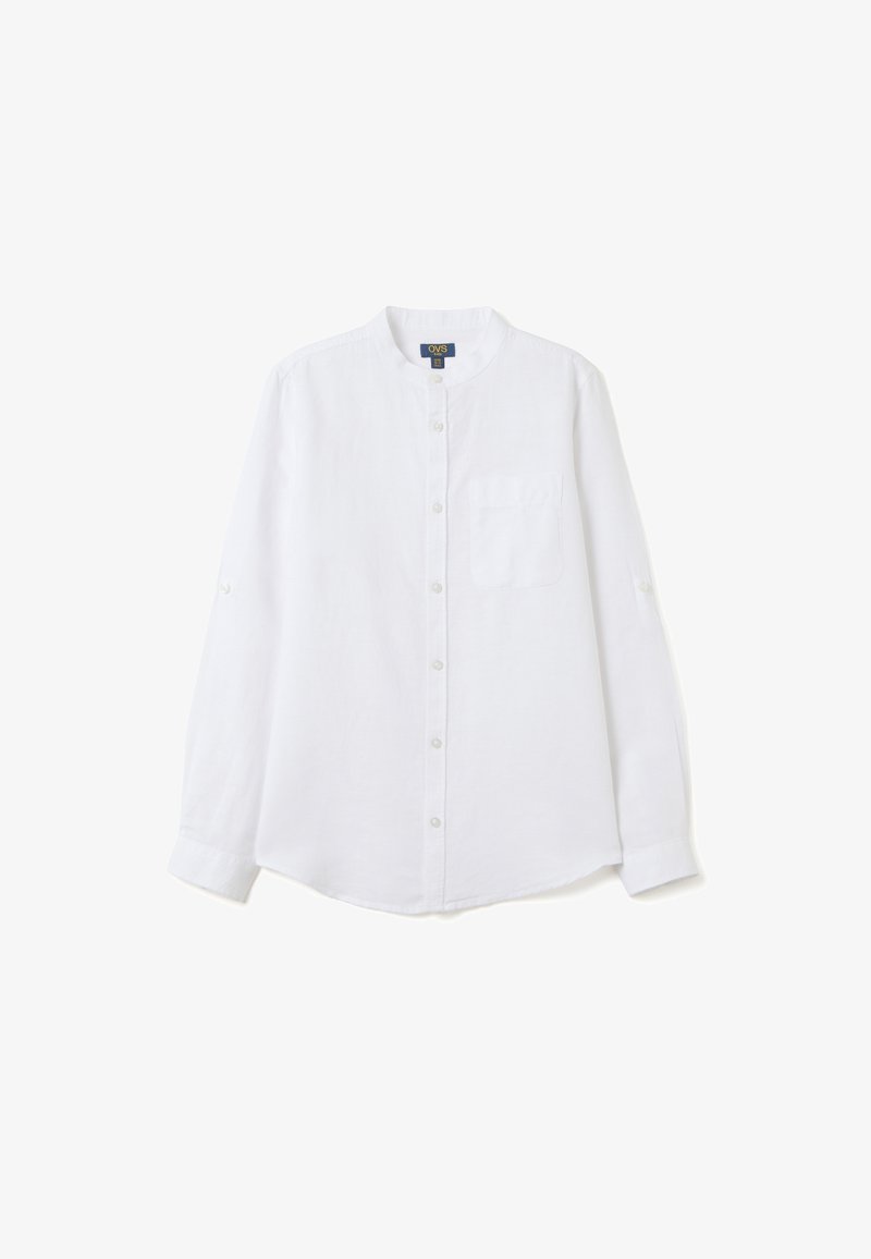 Camicia bianca con colletto rotondo, maniche lunghe, taschino singolo sul petto e una texture di tessuto morbido. Presenta bottoni lungo la parte frontale.