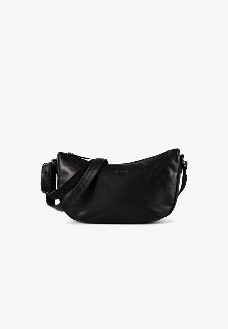 Sac à épaule en cuir noir en forme de croissant avec sangle réglable et fermeture éclair, texture lisse, design minimal.