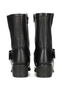 Bottines en cuir noir avec une finition texturée, dotées de fermetures éclair sur les côtés et d'une sangle décorative avec une boucle. Talon en bois épais.