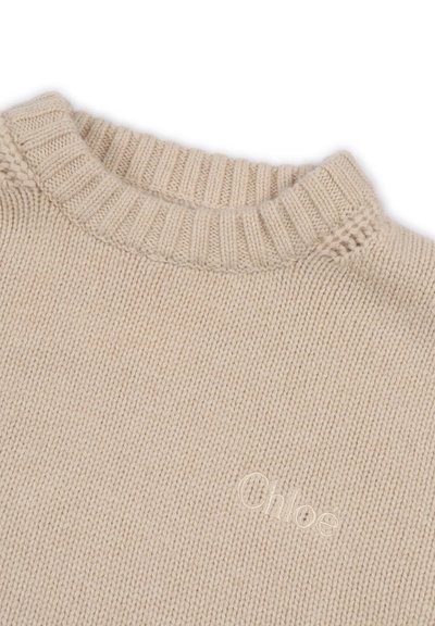 Maglione beige a maglia con colletto a girocollo rifinito e logo ricamato "Chloé" sul petto.