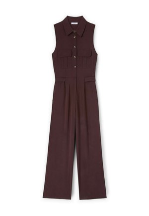 Mouwloze bordeauxrode jumpsuit met een knoopsluiting aan de voorkant, twee borstzakken en brede pijpen, gemaakt van een gladde stof met een subtiele textuur.