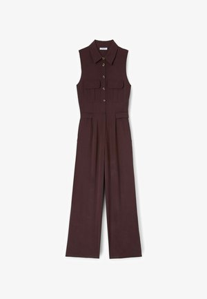 Hihaton viininpunainen haalari, jossa on napitettavat etuosat, kaksi rintataskua ja leveät lahkeet, valmistettu sileästä kankaasta, jossa on hienovarainen rakenne.