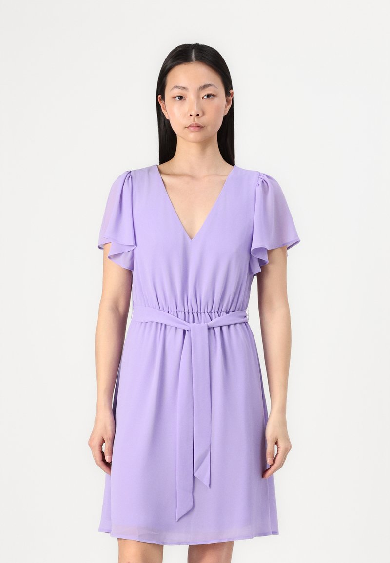 Robe lavande avec des manches courtes en volant, décolleté en V et taille élastique. Comprend une ceinture nouée et un tissu doux et léger.