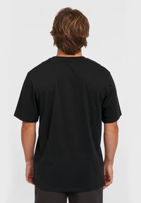 Sort bomulds T-shirt med korte ærmer, klassisk rund hals og en afslappet pasform. Ingen synlige logoer eller mønstre; ensfarvet hele vejen igennem.