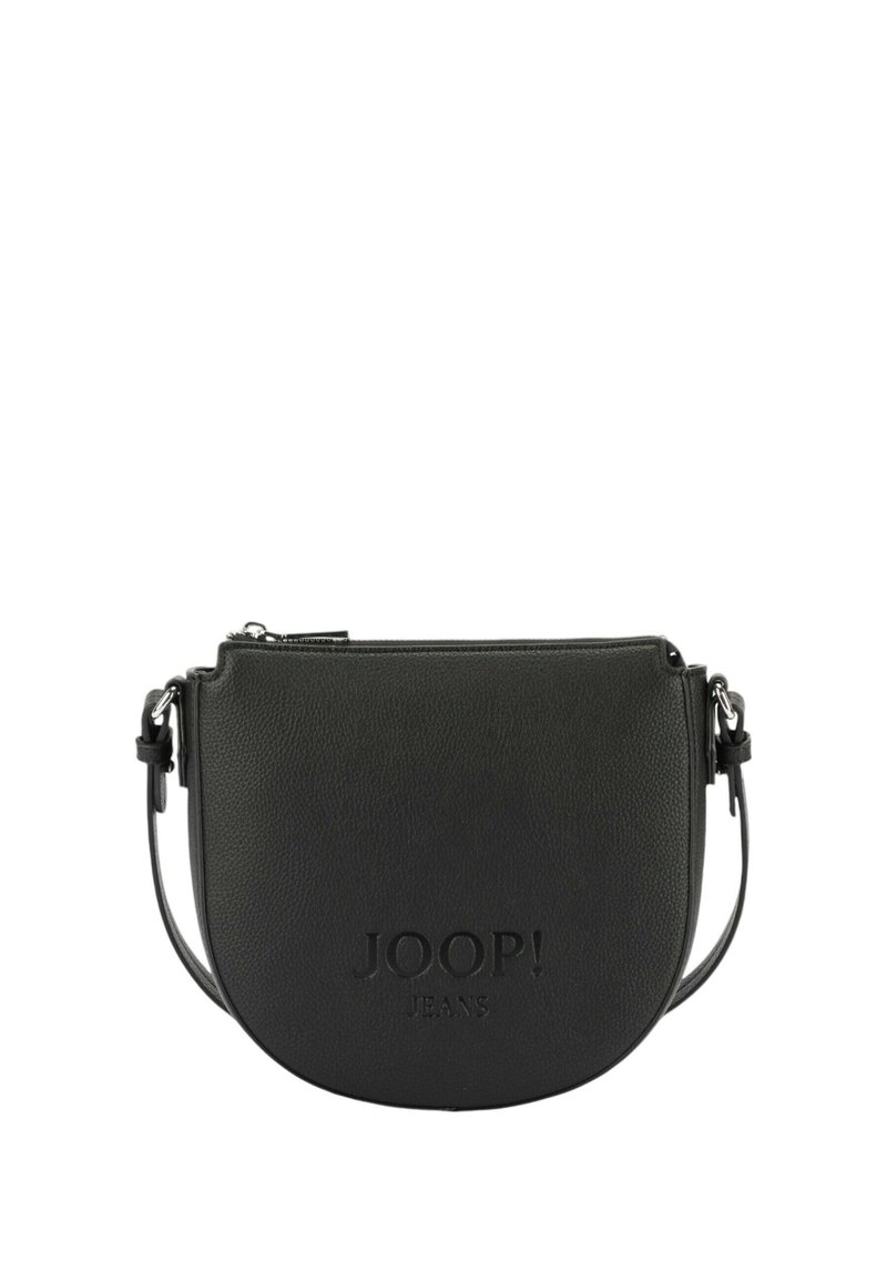 Černá kožená crossbody taška s hladkou texturou, zaobleným tvarem, zipovým uzávěrem a embosovaným logem "JOOP! JEANS" na přední straně.