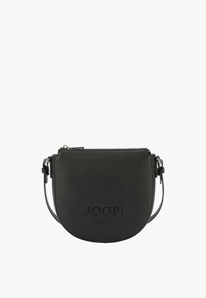 Černá kožená crossbody taška s hladkou texturou, zaobleným tvarem, zipovým uzávěrem a embosovaným logem "JOOP! JEANS" na přední straně.
