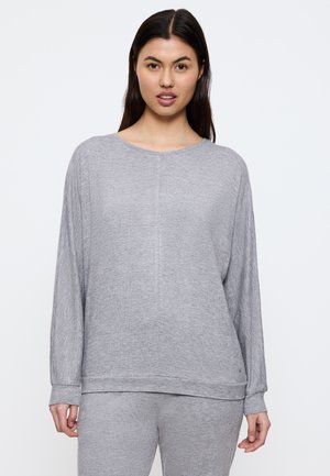 Lys grå langærmet pullover lavet af blødt stof, med rund halsudskæring, afslappet pasform og ribbede manchetter, parret med matchende bukser.