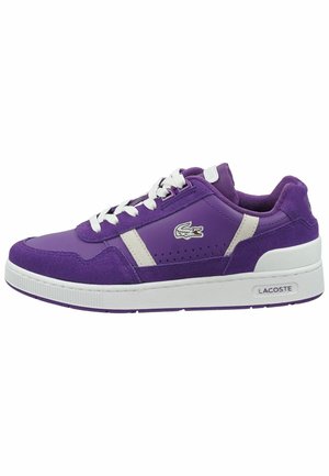 Fioletowy sneaker z zamszową i syntetyczną cholewką, białymi akcentami, wyściełanym kołnierzem, perforowanym wzorem i gumową podeszwą z logo "LACOSTE".