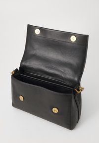 Borsa a tracolla in pelle nera con una texture liscia, dettagli in metallo dorato e due chiusure a scatto magnetiche. L'interno è composto da due scomparti.