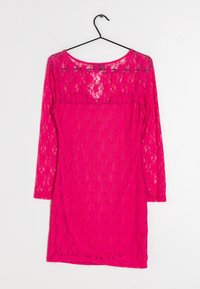 Robe en dentelle magenta à manches longues, présentant un design semi-transparent et des motifs floraux. Encolure arrondie ; suspendue à un crochet noir.