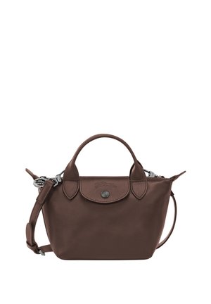 Braune Lederhandtasche mit oberen Griffen, einer vorderen Klappe mit Knopfverschluss und einem verstellbaren Schulterriemen.