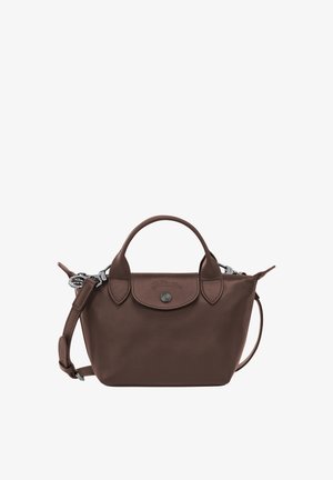 Braune Lederhandtasche mit oberen Griffen, einer vorderen Klappe mit Knopfverschluss und einem verstellbaren Schulterriemen.