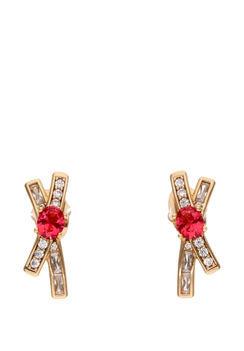 Aranyszínű fülbevalók, középen kerek vörös kővel, keresztbe rendezett téglalap és kerek átlátszó kövekkel díszítve.