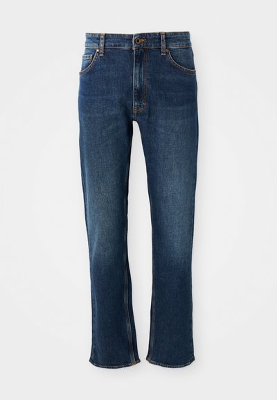 Jeans de mezclilla azul oscuro con un diseño de pierna recta, que cuenta con cinco bolsillos, remaches de cobre y costuras en contraste. Textura suave, corte clásico.