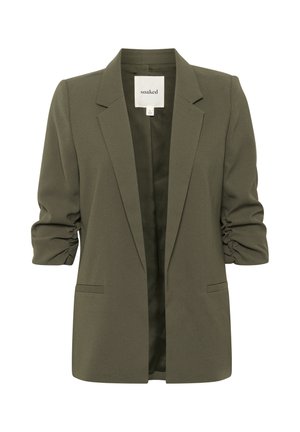 Olivengrøn blazer med et struktureret design, blødt stof og rynkede ærmer. Har en klapkrave og to forlommer. Åben foran.