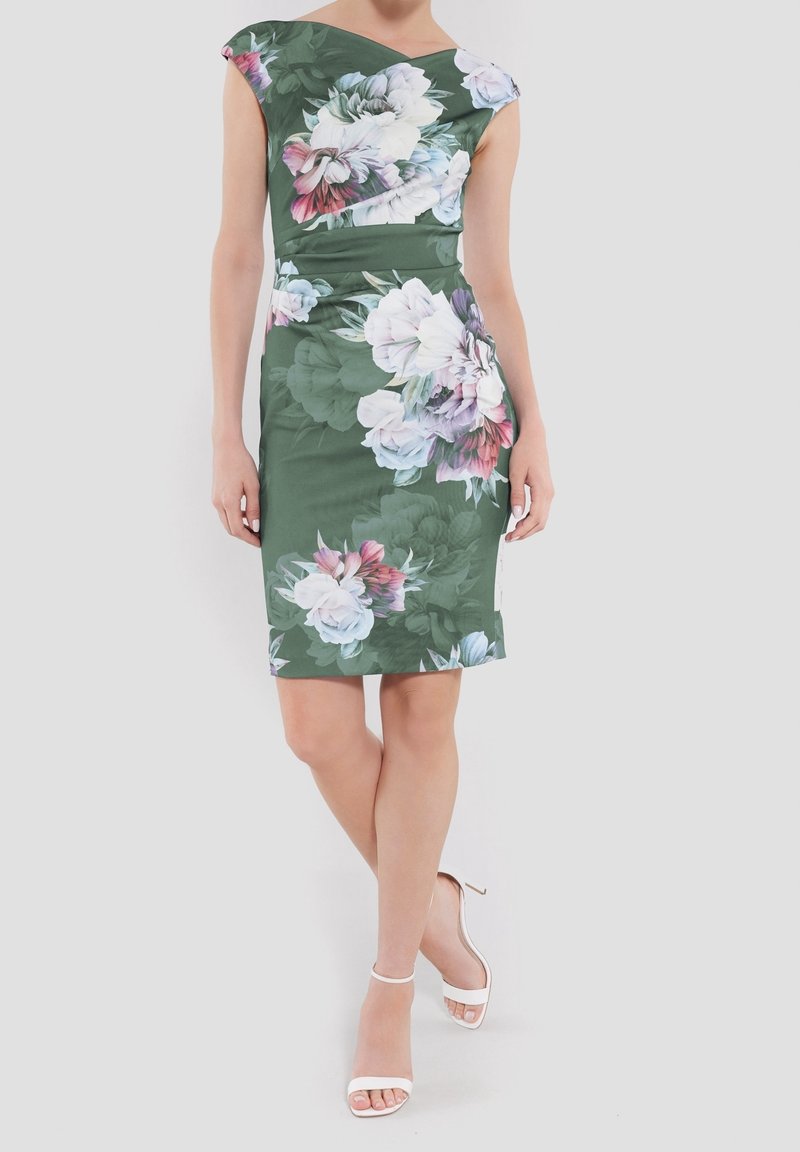 Blomstret kjole i grøn stof med kapærmer, tætsiddende design, knælængde, prydet med store pastelfarvede blomstermønstre og en glat tekstur.