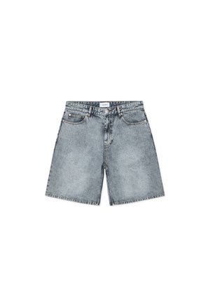 Denimshorts i falmet lys blå. Har to frontlommer, knappestenging, og en rett, løs passform med en ren kant.
