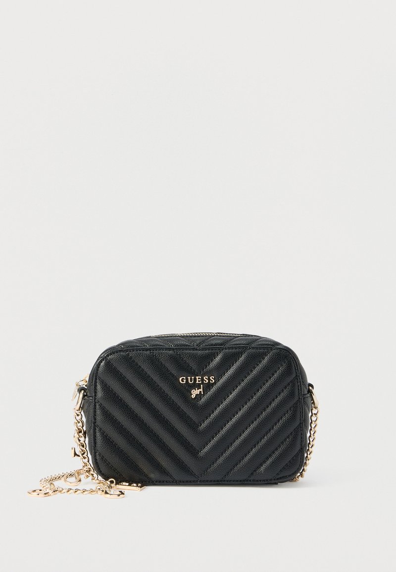 Musta nahkainen käsilaukku, jossa on vinottain tikattu kuvio, kultaiset metalliosat ja säädettävä ketjuhihna; suorakulmainen muoto ja vetoketjukiinnitys.