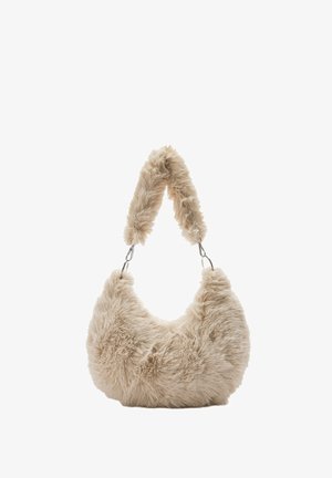 Bolso de mano de piel sintética beige con forma curvada, que cuenta con una cinta gruesa y texturizada y acentos de hardware plateado. Superficie suave y aterciopelada.