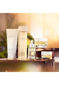 Elizabeth Arden WHITE TEA SKIN SOLUTIONS REPLENISHING MICRO-GEL CREAM - Dagkräm