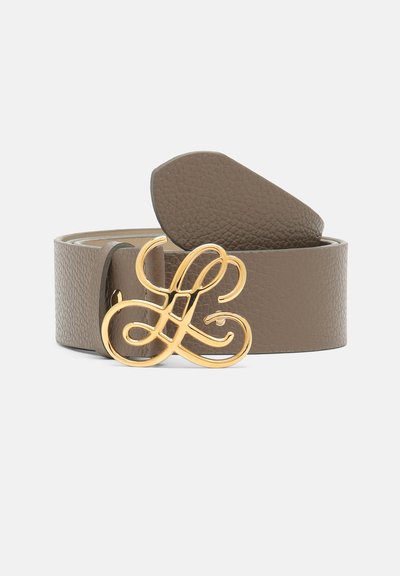Cintura in pelle marrone con fibbia a forma di lettera "L" dorata e curvata. La texture è leggermente princess, con un rivestimento interno liscio.