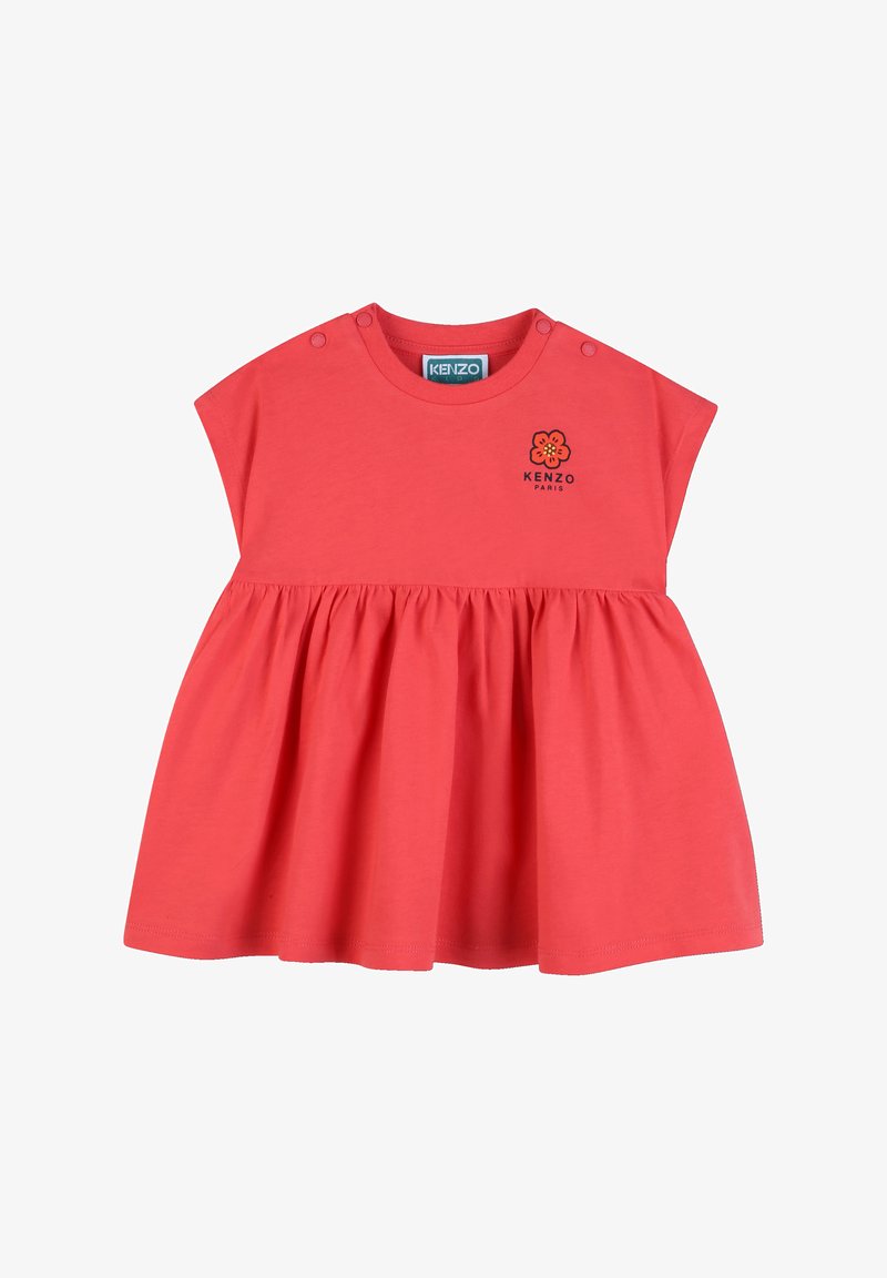 Robe en coton corail à manches courtes, encolure ronde, jupe froncée, avec un logo floral noir au-dessus de la couture. Fermetures à pression aux épaules.