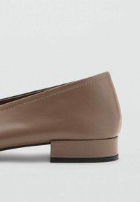 Smeđi kožni ženski cipelica s niskom potpeticom i квадратnom potpeticom, s glatkom površinom, prikazana sa strane na jednostavnoj svijetloj pozadini.