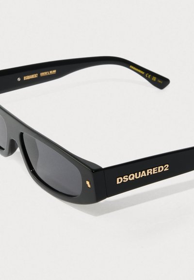 Gafas de sol negras cuadradas con lentes oscuros, que presentan un acabado brillante. Logo dorado "DSQUARED2" en la patilla. Montura de plástico duradero.