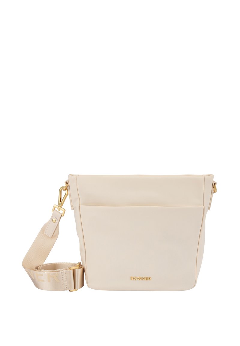 Beige crossbody-taske med en glat, mat finish, et logo i guldfarve, justerbar rem og en frontlomme til opbevaring.