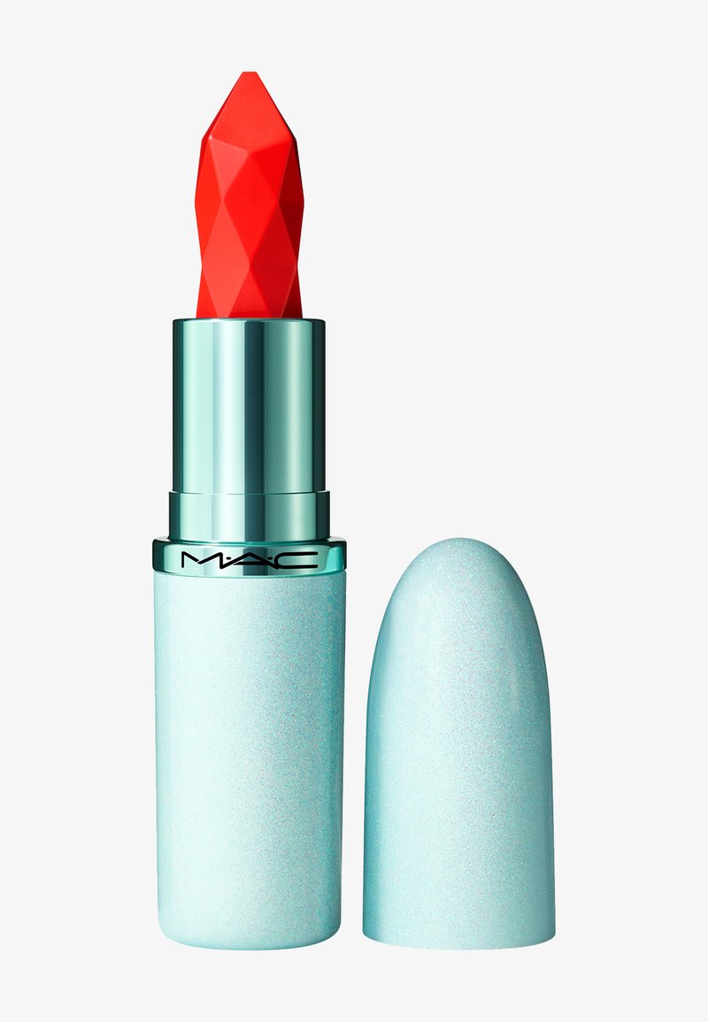 Rouge à lèvres avec un bullet rouge facetté et un étui cylindrique vert menthe scintillant. Comprend un couvercle assorti vert menthe.