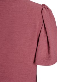 Top corto maroon a maniche corte con finitura texturizzata e dettagli a spalla a sbuffo. Tessuto liscio con vestibilità casual e scollatura arrotondata.