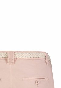 Helle rosa Hose mit einem geflochtenen weißen Gürtel. Merkmale sind ein Knopfverschluss und zwei Gesäßtaschen. Glatte Stofftextur.