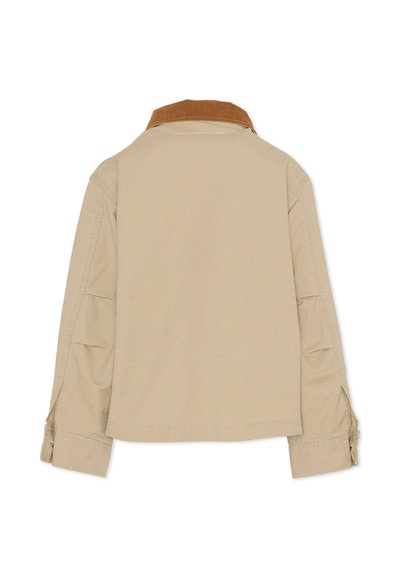 Camicia beige a maniche lunghe con colletto in velluto marrone, polsini con bottoni e taglio leggermente corto con spacchi laterali.