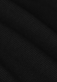 Zwart ribbelstof met een textuur, gekenmerkt door verticale lijnen en een gladde afwerking. Ideaal voor kleding- of meubeltoepassingen.