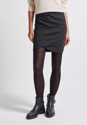 - Spódnica z zakładką