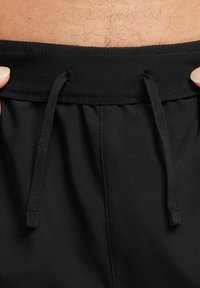 Nike Performance CHALLENGER FLASH - Pantalón corto de deporte - schwarz