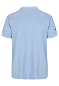 Polo bleu clair à manches courtes avec col, vu de dos, affichant un graphisme noir sur la manche droite.