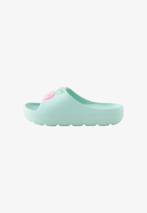 Lichtgroene instapsandaal met een dikke zool en doorschijnende pastelroze en blauwe decoratieve bedeltjes op het bovenste bandje.