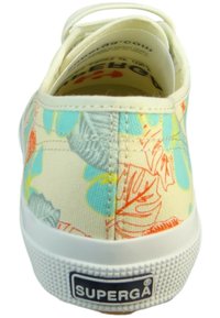 Płócienne sneakersy o kremowej bazie z kolorowymi wzorami liści w kolorach niebieskim, pomarańczowym i zielonym. Biała gumowa podeszwa z teksturowanym gripem.