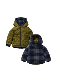 Zwei Kinderjacken: eine olivgrüne Steppjacke mit einer blauen Kapuze und marineblauen Bündchen; die andere ist eine marine- und graugeplottete Fleecejacke mit passender Kapuze.
