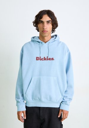 Hellblauer Hoodie aus weichem Material, mit einer Fronttasche und einem roten "Dickies." Logo auf der Brust. Gerippte Bündchen und Saum.