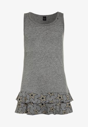 Robe grise sans manches avec un ourlet à volants superposés décoré de motifs d'étoiles noires et dorées, col rond et étiquette noire à l'intérieur du col.